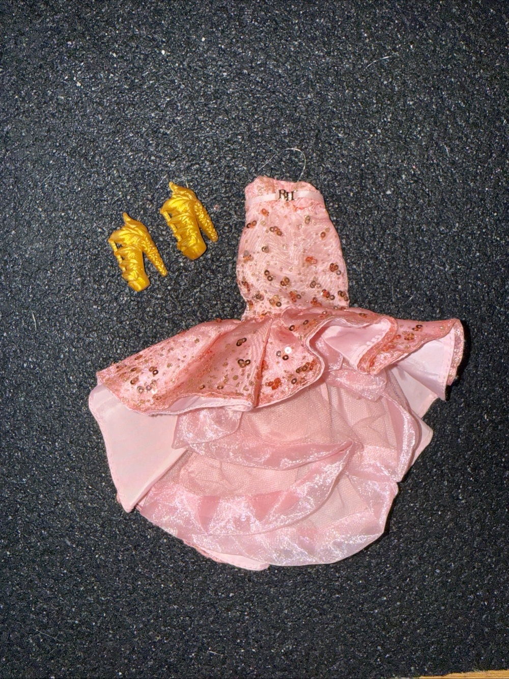 Rainbow high pink dress and gold shoes